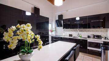 Een koelkast, een microgolfoven, een eettafel