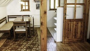 Ein gemütliches Zimmer mit einem Holztisch, einer Bank und einem gemusterten Teppich.
