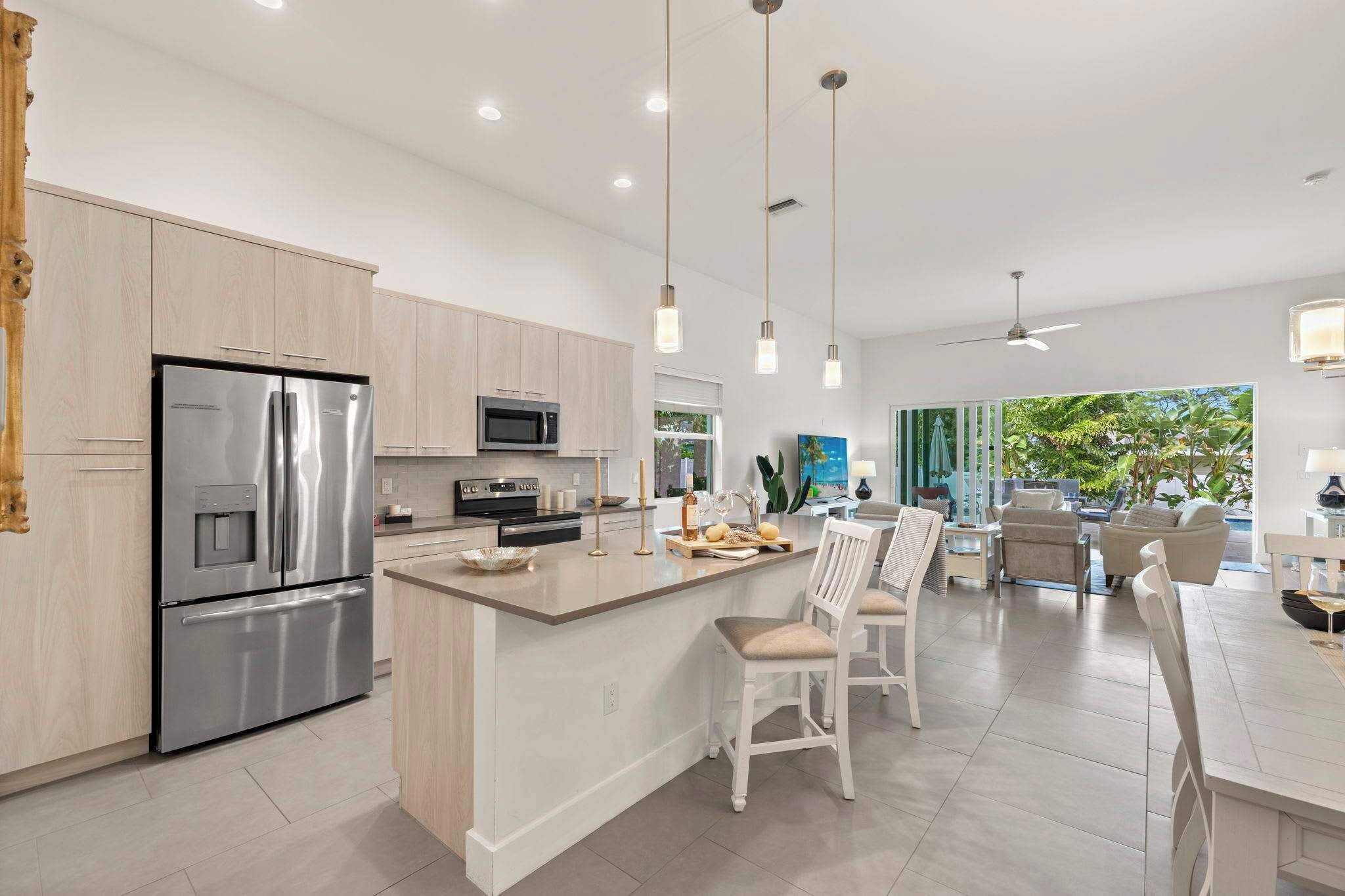 Køleskab, mikrobølgeovn, ovn, kogeplade