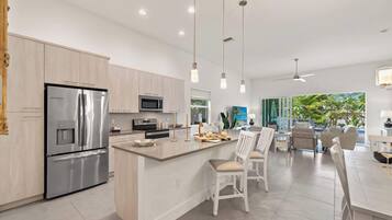 Køleskab, mikrobølgeovn, ovn, kogeplade