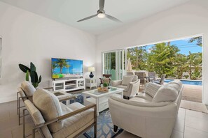 Smart TV, libri, biblioteca musicale, impianto stereo