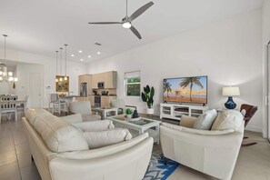 Smart TV, books, music library, stereo - 811 NaplesPark Villa-Steps to Beach & Private Pool (Naples)