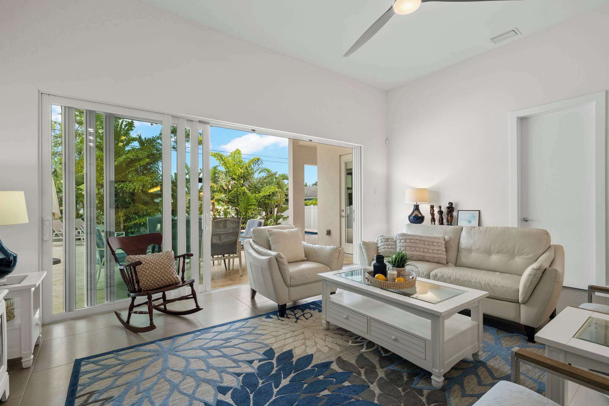 智能电视、书、音乐库、立体声音响