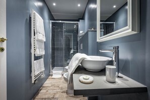 Dusche, Haartrockner, Bidet, Handtücher