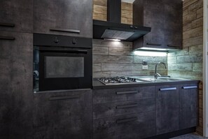 Frigorifero, forno, piano cottura, pentole/stoviglie/utensili