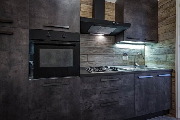 Kühlschrank, Ofen, Herdplatte, Kochgeschirr/Geschirr/Besteck