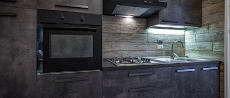 Fridge, oven, stovetop, cookware/dishes/utensils