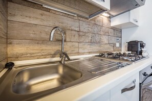 Fridge, oven, stovetop, coffee/tea maker