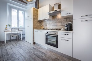 Fridge, oven, stovetop, coffee/tea maker