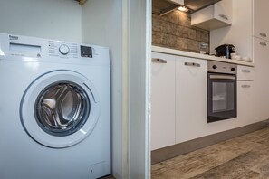 Fridge, oven, stovetop, coffee/tea maker