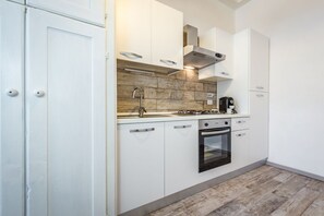Fridge, oven, stovetop, coffee/tea maker