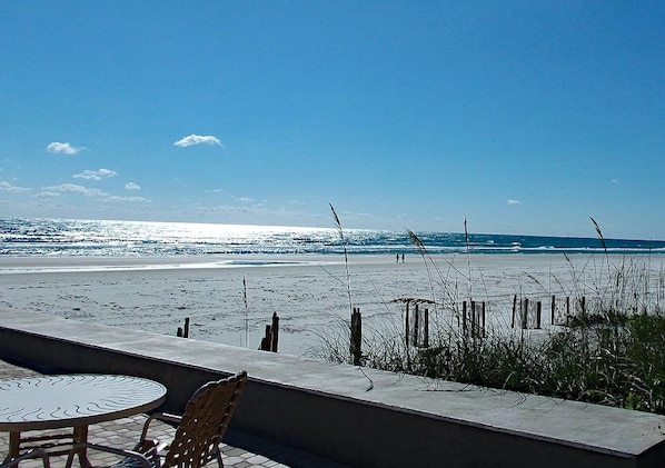 Ranta lähistöllä, rantapyyhkeitä