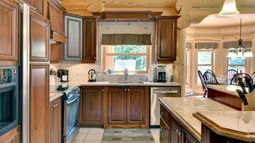 KylskÄp, mikrovÄgsugn, ugn och spishÀll