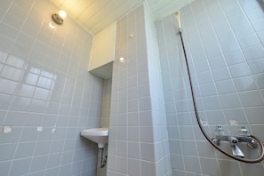 Appartamento Basic | Bagno | Vasca e doccia separate, set di cortesia gratuito, asciugacapelli, bidet