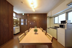 Appartamento Basic | Cucina privata | Frigorifero, microonde, piano cottura, bollitore elettrico