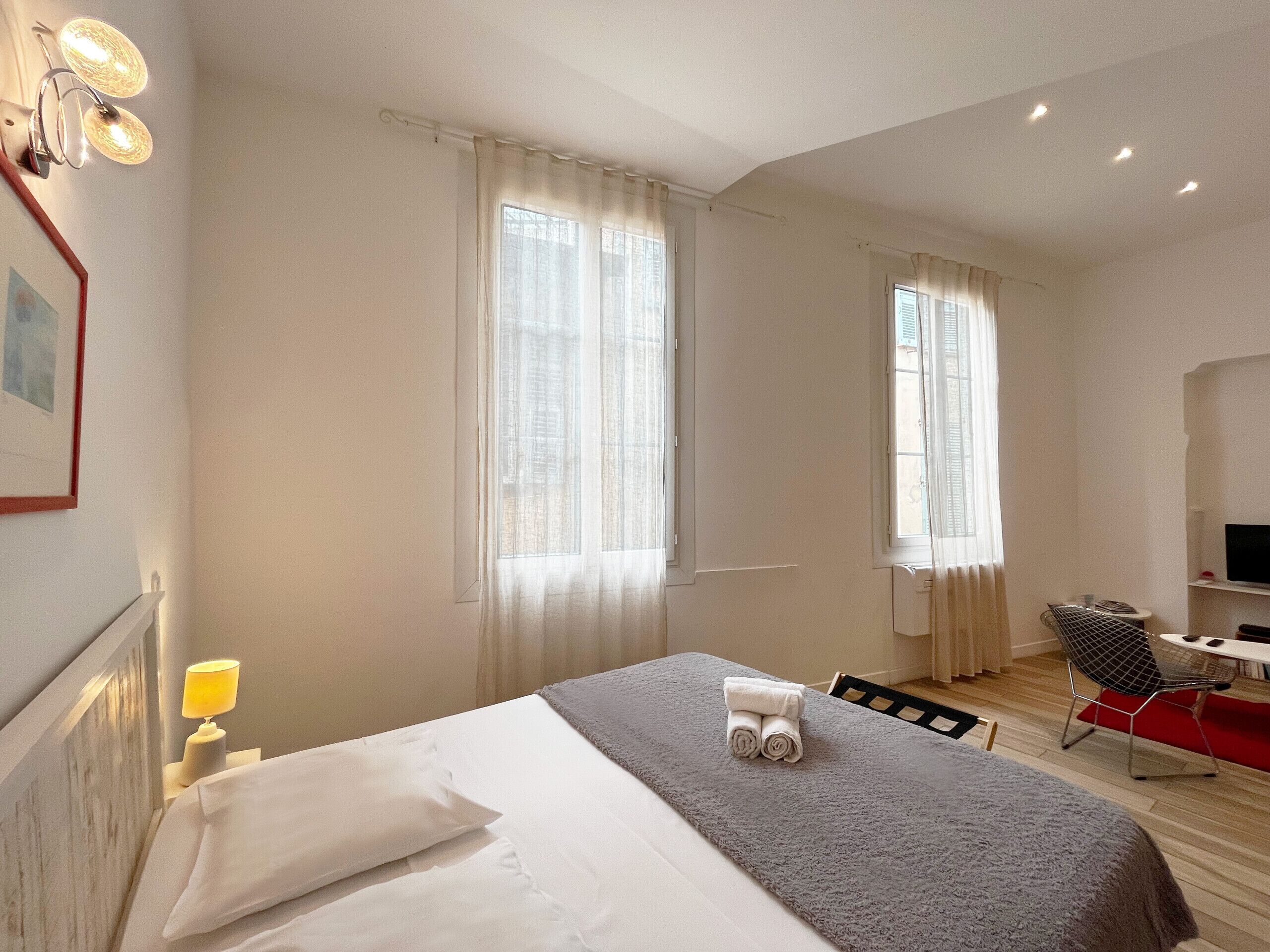 Tabla de planchar con plancha, wifi gratis y ropa de cama 
