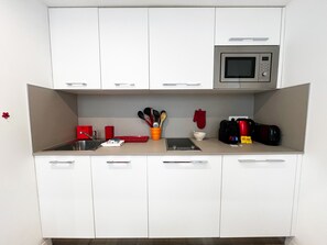 Fridge, microwave, dishwasher, coffee/tea maker