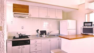 Apartamento | Cozinha americana privada | Geladeira, micro-ondas, cooktop, talheres/pratos/utensílios de cozinha