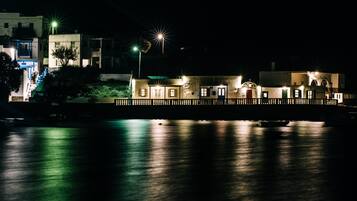 Voorkant accommodatie - avond/nacht