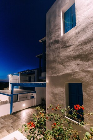 Fassade der Unterkunft – Abend/Nacht