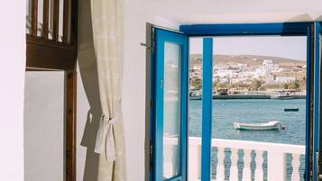 Tradisjonelt firemannsrom, sjøutsikt, ved strandkanten | Individuelt dekorert, individuelt innredet og skrivebord for bærbar PC