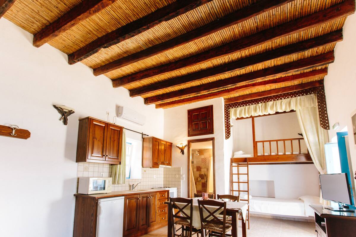Traditional Quadruple Room, Sea View, Beachfront | Private kitchen | Coffee/tea maker, fridge, microwave, stovetop