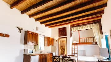 Chambre Quadruple Tradition, vue mer, en front de plage | Cuisine privée | Réfrigérateur, micro-ondes, plaque de cuisson, cafetière/bouilloire