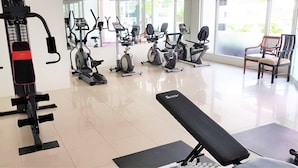 A gym with various exercise equipment, including a bench and multiple treadmills. - Plaza Residence Jomtien Beach (Pattaya)
