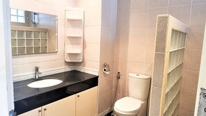 Estudio | Baño | Regadera y toallas 