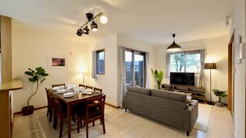 Apartment, 3 Bedrooms | Ruang tamu | TV skrin rata