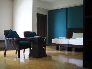 Luxury Studio Suite, 1 Queen Bed, Non Smoking, Garden View | Individually decorated, individually furnished, desk, laptop workspace