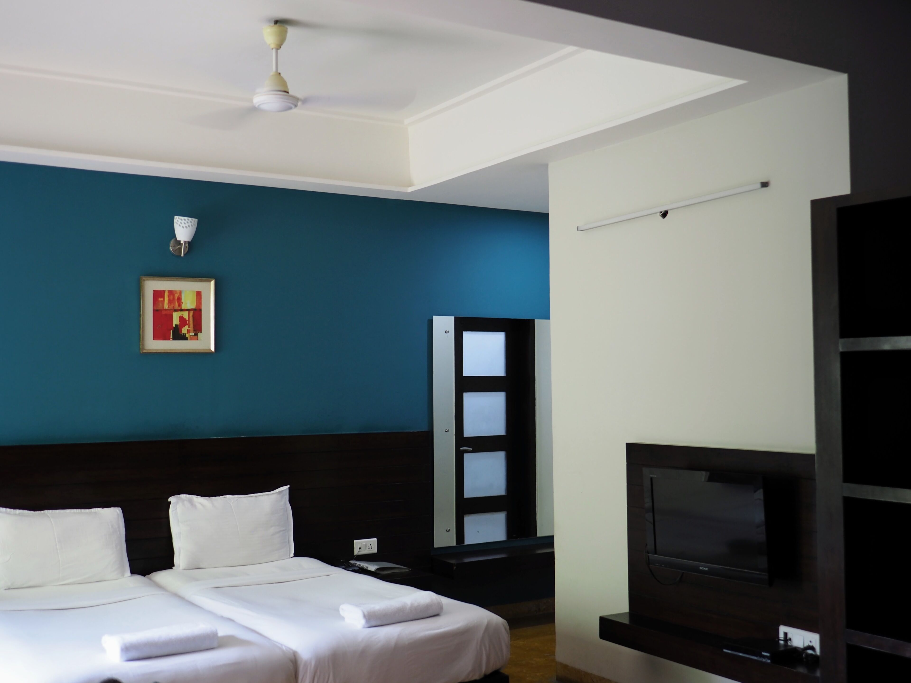 Habitación ejecutiva con 2 camas individuales | Decoración individual, mobiliario individual, escritorio