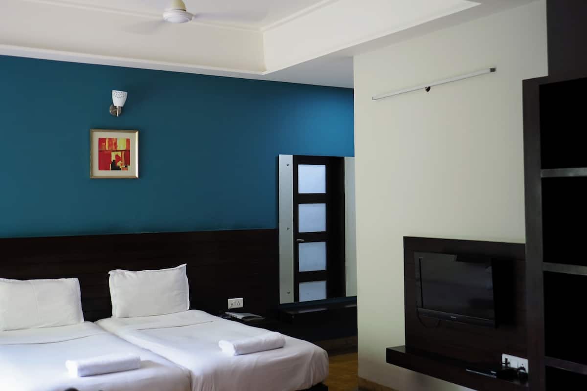 Executive Twin Room | Individually decorated, individually furnished, desk, laptop workspace