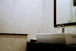 Kamar Double Eksekutif, Beberapa Tempat Tidur, Bebas Asap Rokok, pemandangan kebun | Kamar mandi | Shower, pancuran hujan, perlengkapan mandi gratis, dan kloset