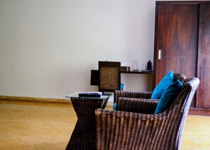 Luxury Studio Suite, 1 Queen Bed, Non Smoking, Garden View | Individually decorated, individually furnished, desk, laptop workspace