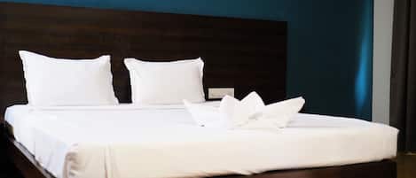 Suite Twin Room | Individually decorated, individually furnished, desk, laptop workspace