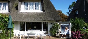 Tondernhüs<br>Part of the house under thatch, in a quiet location.<br>Location:<br>Quiet location in the south of Keitum near the well-known Hotel Benen-Diken-Hof.<br><br>Size:<br>Approx. 120 m². Furnished for 5 persons.<br>Features:<br>Ground floor: