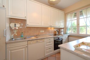 Kühlschrank, Mikrowelle, Ofen, Wasserkocher mit Kaffee-/Teezubehör