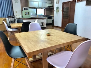 House, 4 Bedrooms | In-room dining