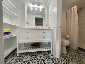 Combined shower/bathtub, hair dryer, towels, soap