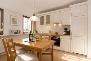 Fridge, oven, coffee/tea maker, toaster - App. Merret<br>Location:<br>The apartment is in a very quiet location in a thatched-roof house on the upper floor. The house is located in the immediate vicinity of the mudflats. There is a wide range of shopping facilities and restaurants in the village. (Keitum)