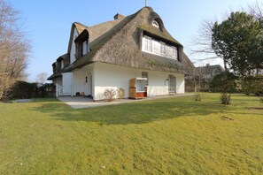 Exterior - App. Merret<br>Location:<br>The apartment is in a very quiet location in a thatched-roof house on the upper floor. The house is located in the immediate vicinity of the mudflats. There is a wide range of shopping facilities and restaurants in the village. (Keitum)