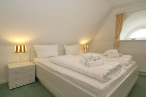 2 bedrooms, free WiFi - App. Merret<br>Location:<br>The apartment is in a very quiet location in a thatched-roof house on the upper floor. The house is located in the immediate vicinity of the mudflats. There is a wide range of shopping facilities and restaurants in the village. (Keitum)