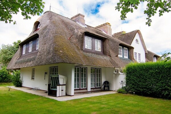 Exterior - App. Merret<br>Location:<br>The apartment is in a very quiet location in a thatched-roof house on the upper floor. The house is located in the immediate vicinity of the mudflats. There is a wide range of shopping facilities and restaurants in the village. (Keitum)
