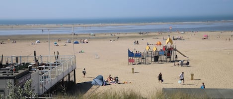 Nära stranden och solstolar