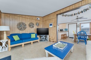 Fernseher, DVD-Player, Bücher, Stereoanlage