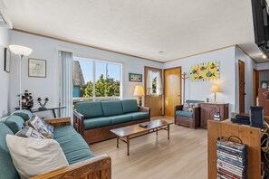 TV, books - 7569- Van Dyck, | Oceanside | Avon | Sleeps 6 (Avon)
