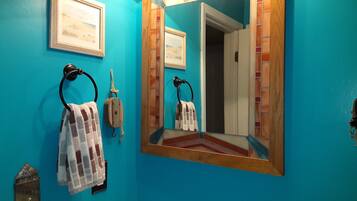 Duschwanne, Haartrockner, Handtücher, Seife