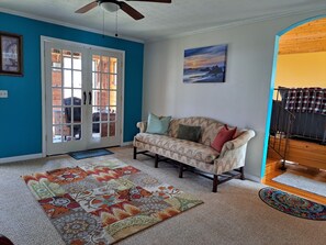 Smart TV, stereo - Come enjoy fishing, R&R or visit with family come visit! (LaGrange)