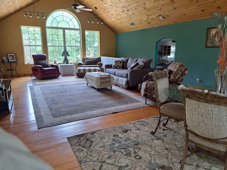 Smart TV, stereo. Come enjoy fishing, R&R or visit with family come visit!